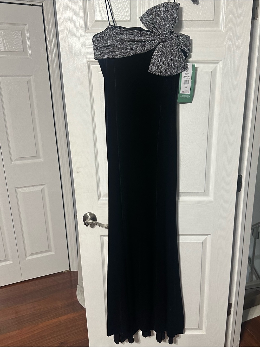 NWT Sam & Jess Stunning Strapless Black Velvet Gown with Metallic Bow